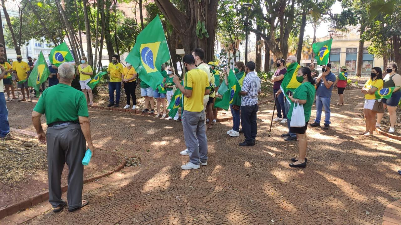Foto 6 de 31 — Manifestantes fazem ato pró-Bolsonaro na Praça da Independência; veja imagens